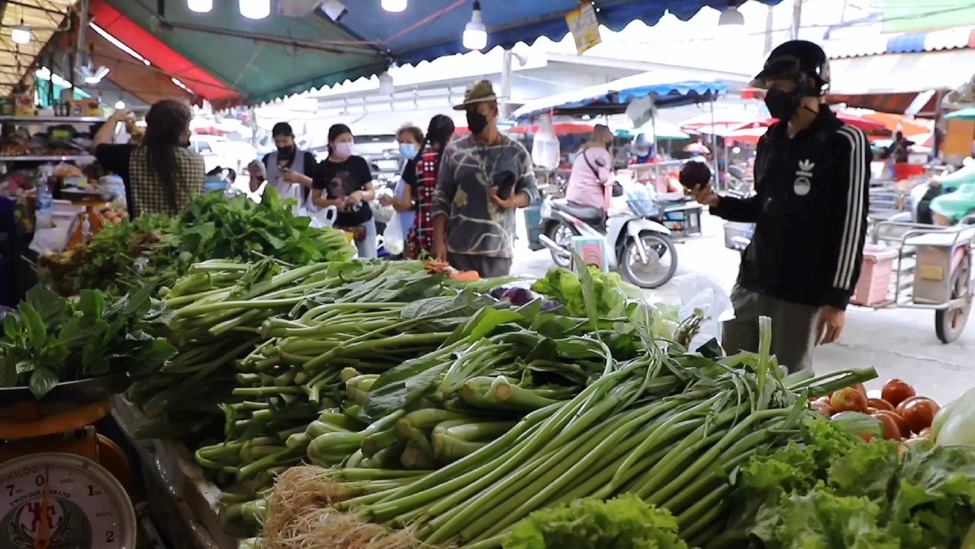 แม่ค้าแผงผักโอด ลูกค้าบ่นผักแพง ผลพวงน้ำท่วม-ราคาน้ำมัน