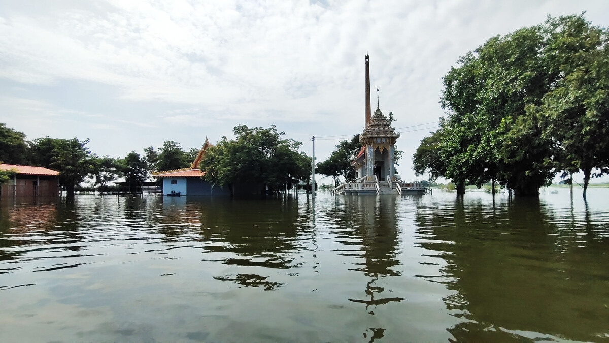 สลดพระว่ายน้ำไม่เป็น ขับเรือบิณฑบาตฝ่าน้ำท่วม ล่มจมน้ำมรณะ