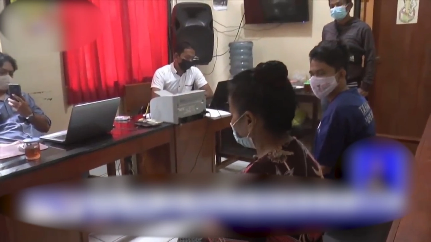 หนุ่มอินโดฯรื้อหลังคาขายเพื่อแฟนสาว