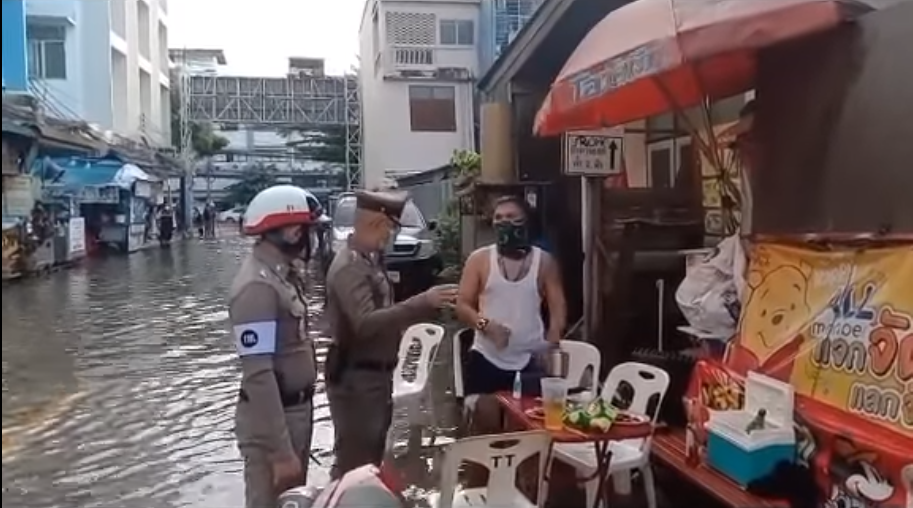 แชร์สนั่น! อ้าง ตร.เชิญ "นั่งดื่ม" ในบ้านเคลียร์ทางรับผู้ว่าฯ 