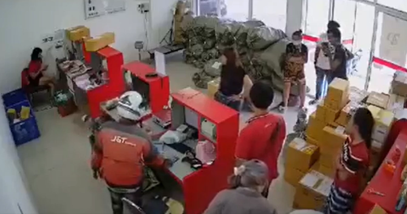 เดือด! แก๊งวัยรุ่นฉุนพูดจาไม่เข้าหู รุมทำร้าย พนง.ส่งพัสดุ 