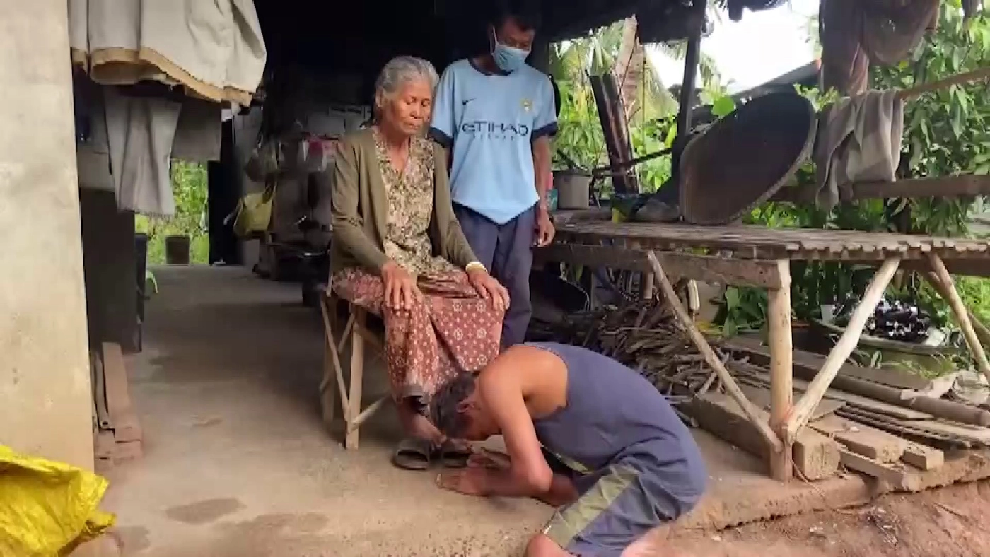 ลูกขี้เมาเผาบ้านสำนึกผิดกราบเท้าขอโทษแม่รับปากจะปรับปรุงตัว