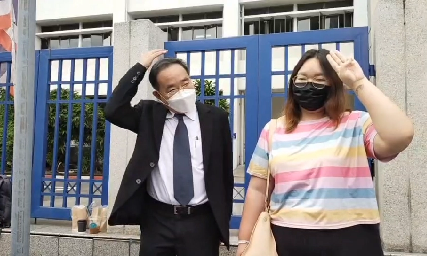 "รุ้ง ปนัสยา" ขึ้นศาลคดี ม.112 ใส่ครอปท็อปเดินห้าง