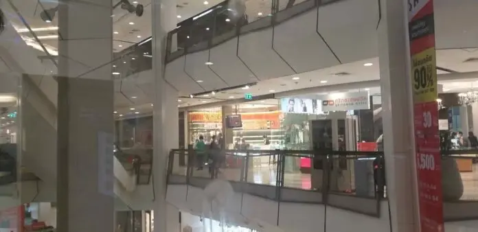 เปิดคลิปนาทีคนร้ายก่อเหตุอุกอาจปล้นร้านทองบนห้างเซ็นทรัลขอนแก่น