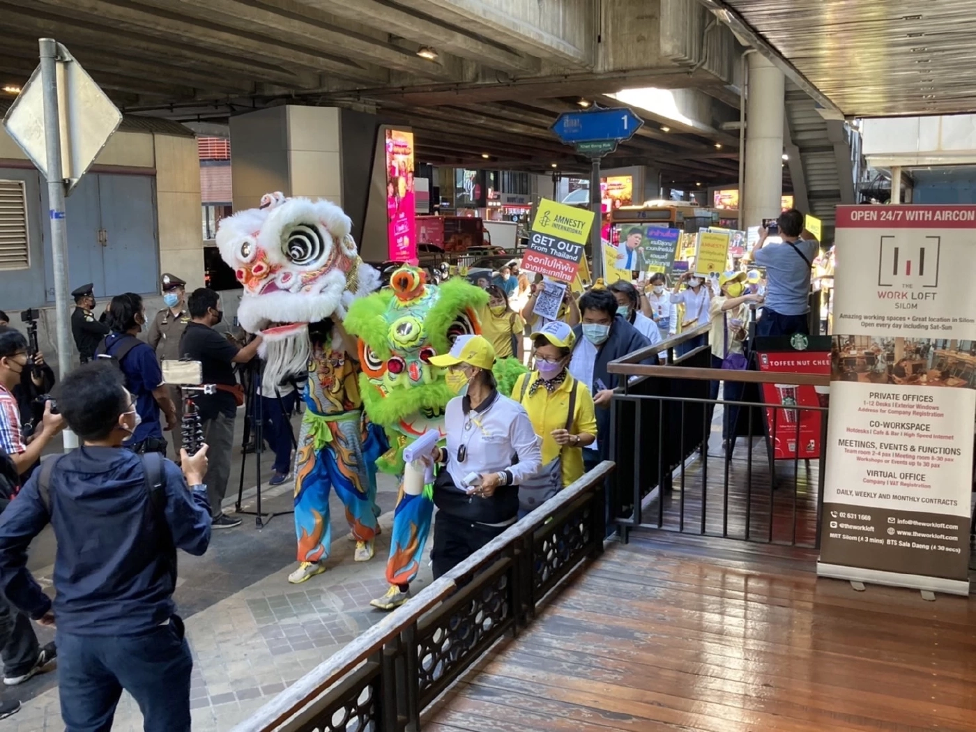 กลุ่มปกป้องสถาบันฯ เชิดสิงโต ล่าชื่อคนย่านสีลมไล่แอมเนสตี้