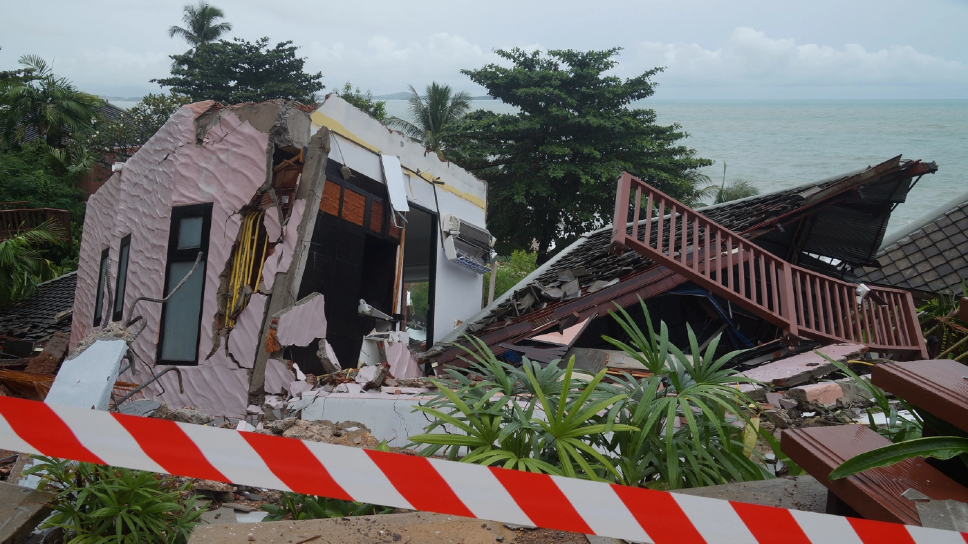 สั่งกันพื้นที่ห้ามเข้าโรงแรมเกาะสมุยถล่ม