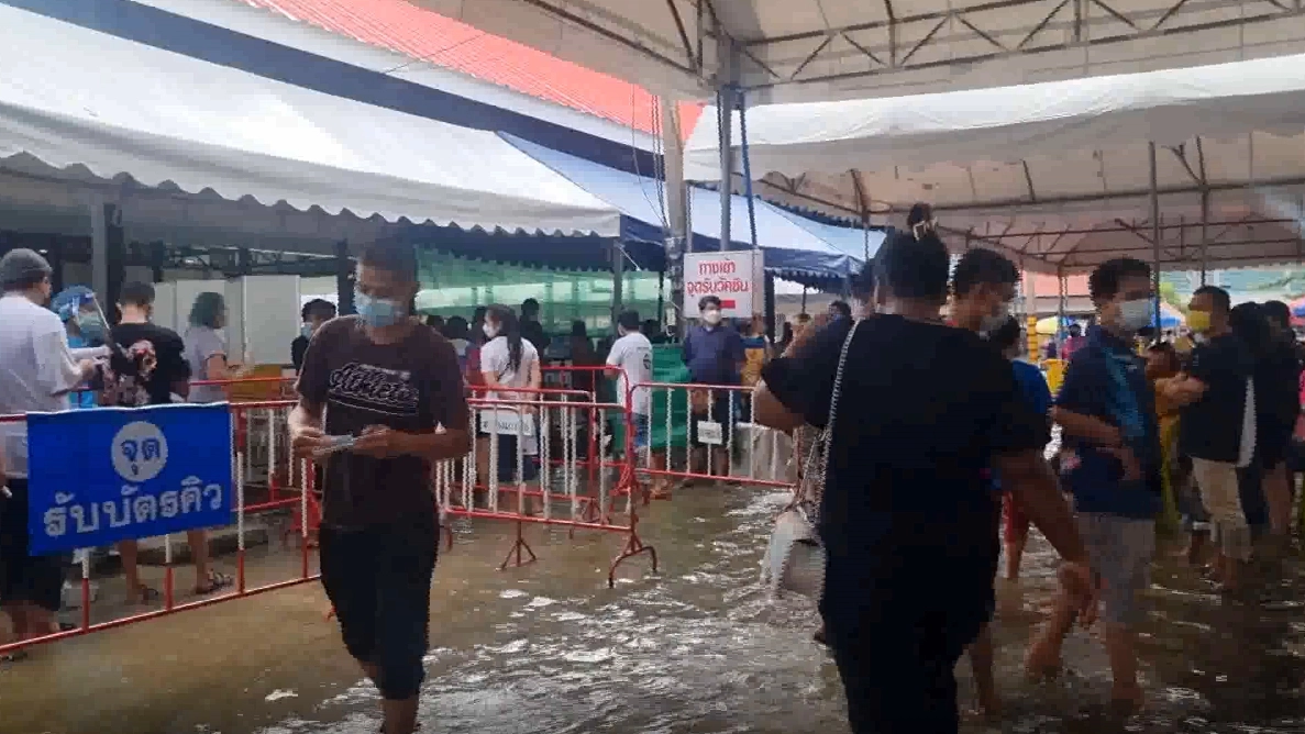 “สมุทรสาคร”อ่วมหนัก น้ำทะเลหนุนต้องฉีดวัคซีนกลางน้ำ