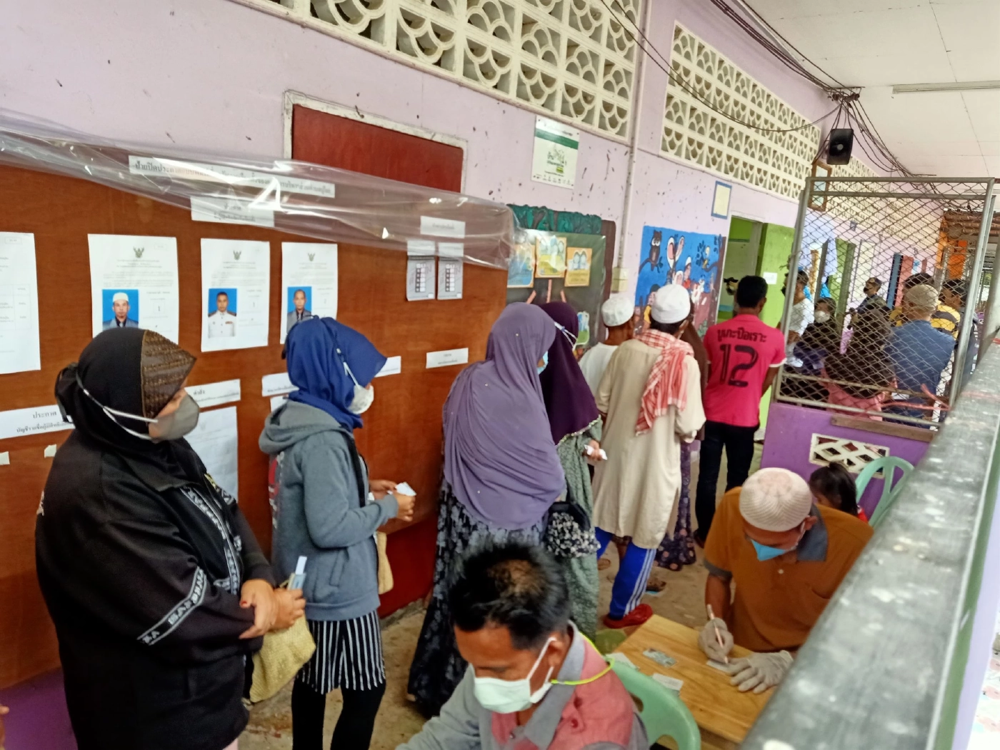 เลือกตั้งอบต.นราธิวาส ท่ามกลางสายฝน รปภ.เข้ม