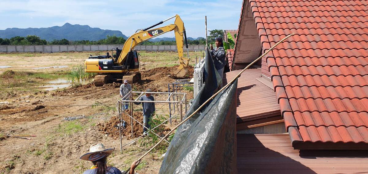 เจ้าของนำเครื่องจักรเข้ารื้อกำแพงสร้างมิดหลังคาเพื่อนบ้านแล้ว
