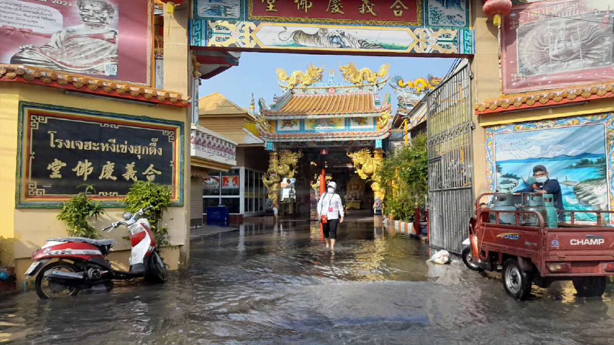น้ำทะเลหนุนสูงทะลักเข้าท่วมถนน-ตลาดและวัดย่านปากน้ำ