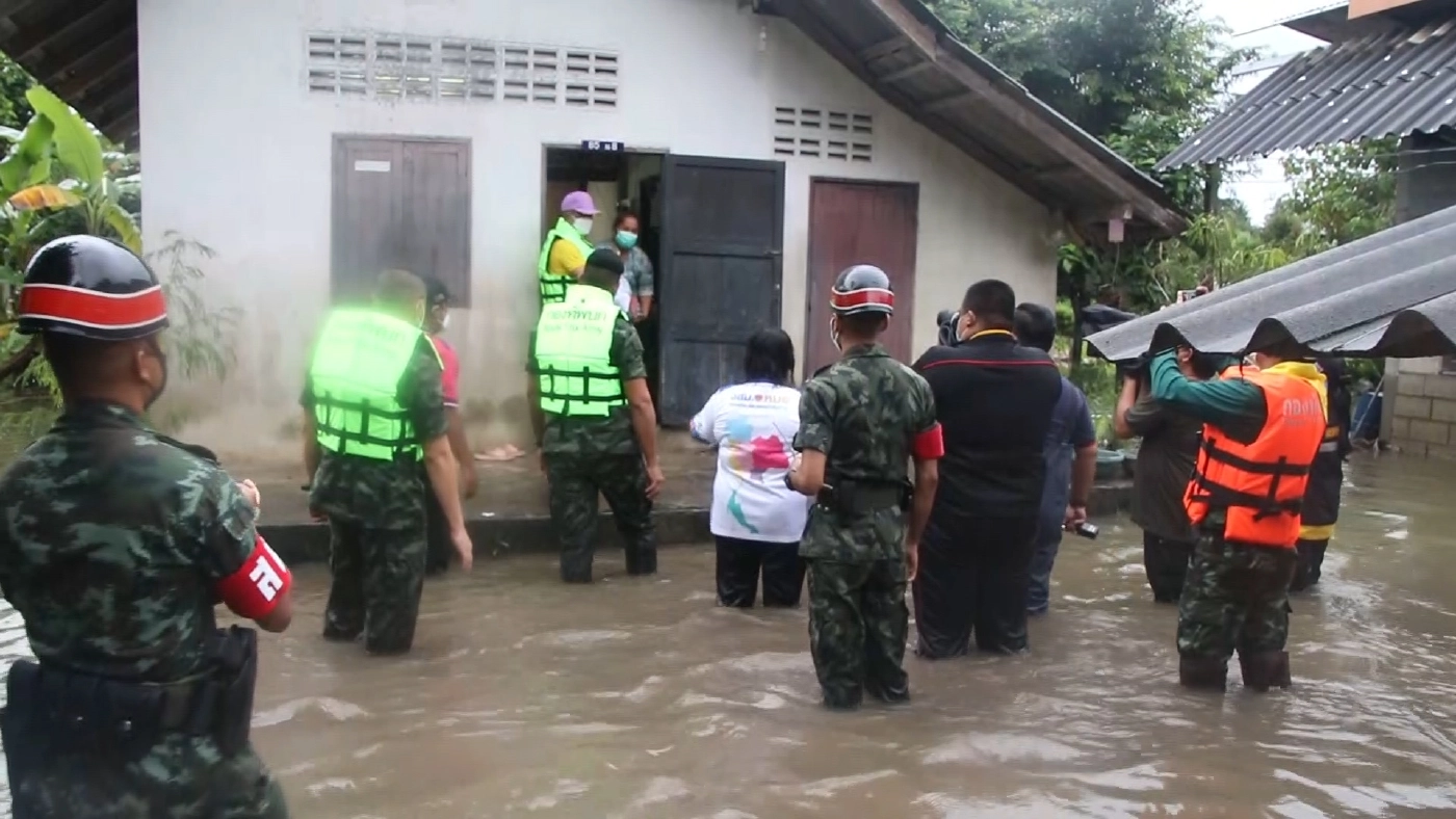 มทภ.4 ลุยช่วย 50 ครัวเรือน ชุมชนวังมะพร้าวจมน้ำ