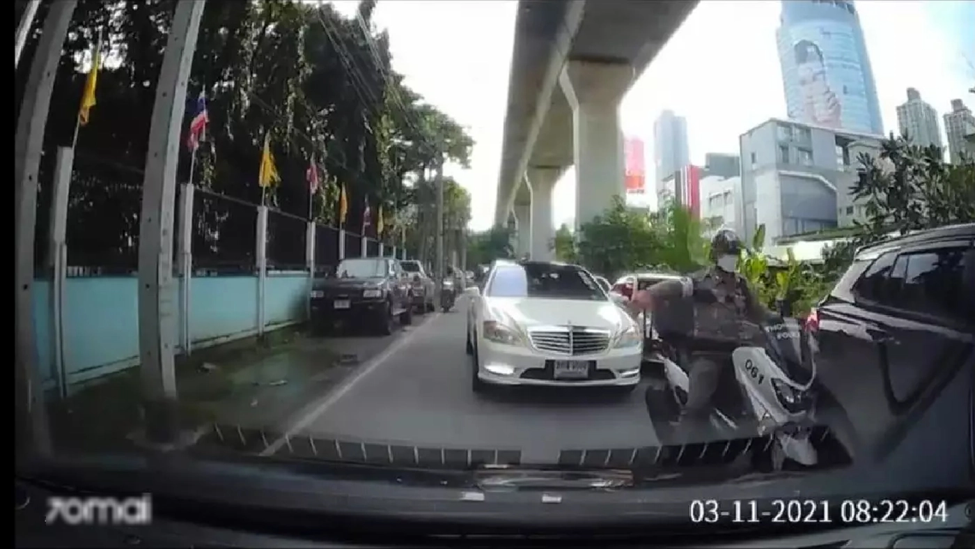 สน.ทองหล่อ สอบ “สว.จร.” นำขบวนเสร็จสิ้น แย้มผลสอบผิดไม่ร้ายแรง