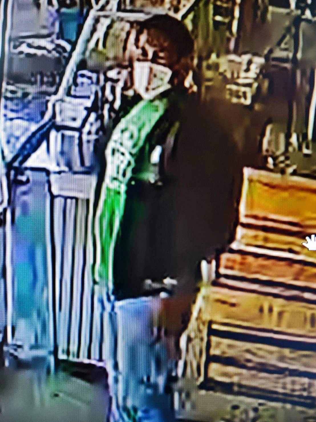 โจรแสบบุกเดี่ยวขโมยถังแก๊สกลางวันแสกๆ -ซ้ำเติมโควิด