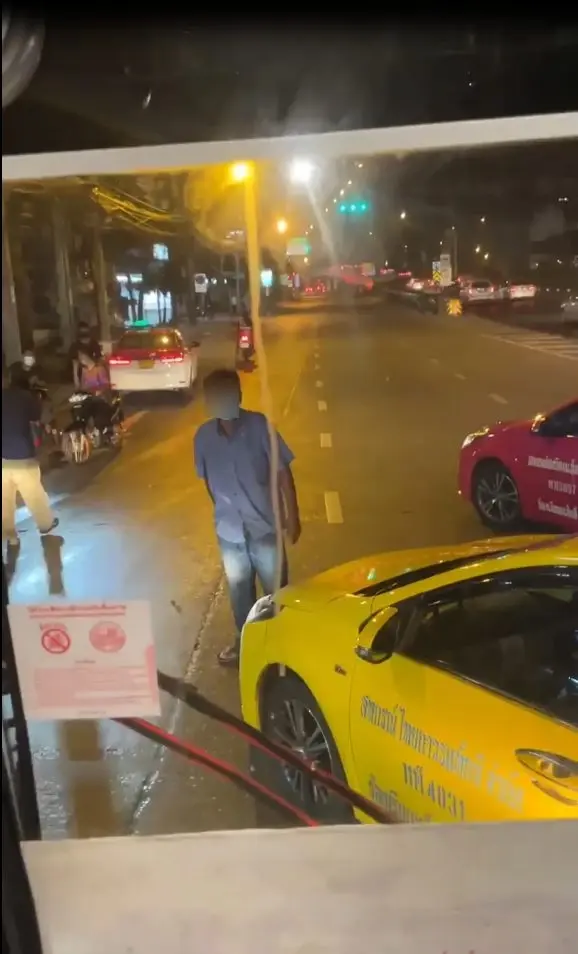 ประจาน "แท็กซี่หัวร้อน" ฉุนจอดขวางโชว์มีดขู่รถเมล์