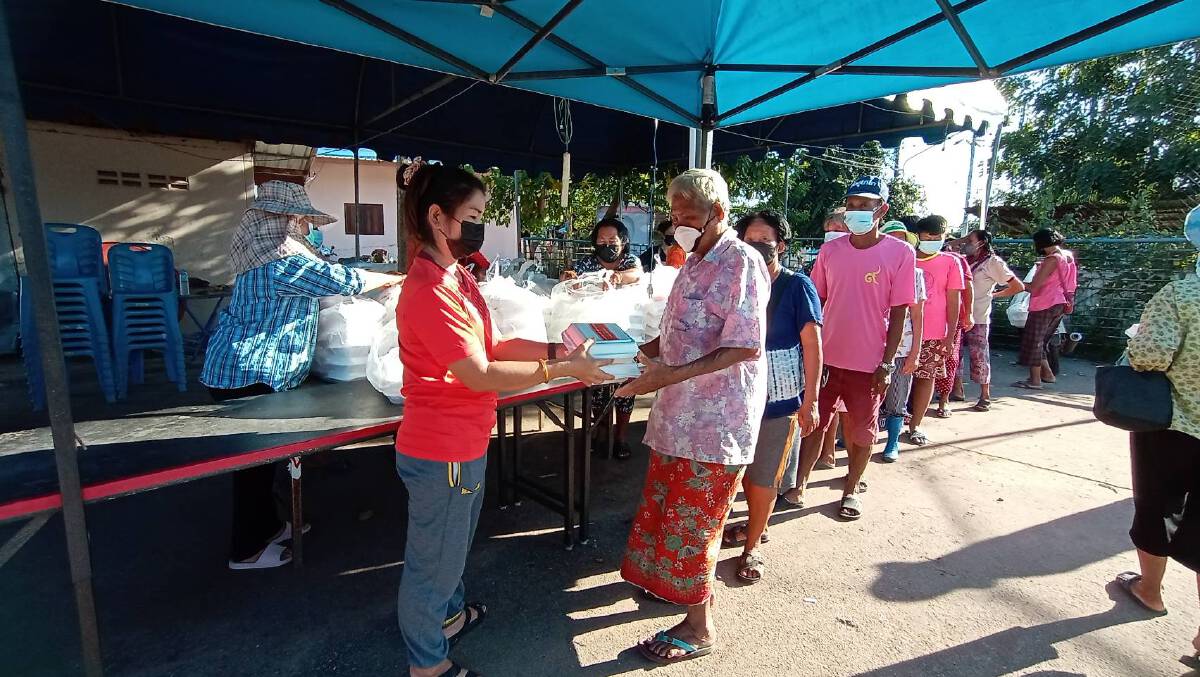 โคราชน้ำท่วมในพื้นที่อำเภอพิมายปริมาณน้ำเริ่มลดลงกู้ภัยแจกข้าวกล่อง