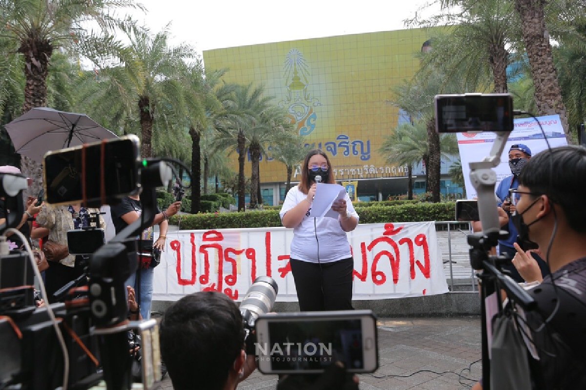 "รุ้ง ปนัสยา" ยัน 10 ข้อเรียกร้องเพื่อให้สถาบันกษัตริย์ดำรงอยู่อย่างมั่นคง