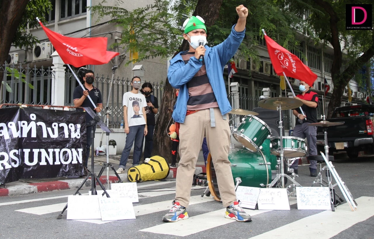 นักดนตรีบุกข้างทำเนียบฯ จี้รัฐบาลคลายล็อกสถานบันเทิง