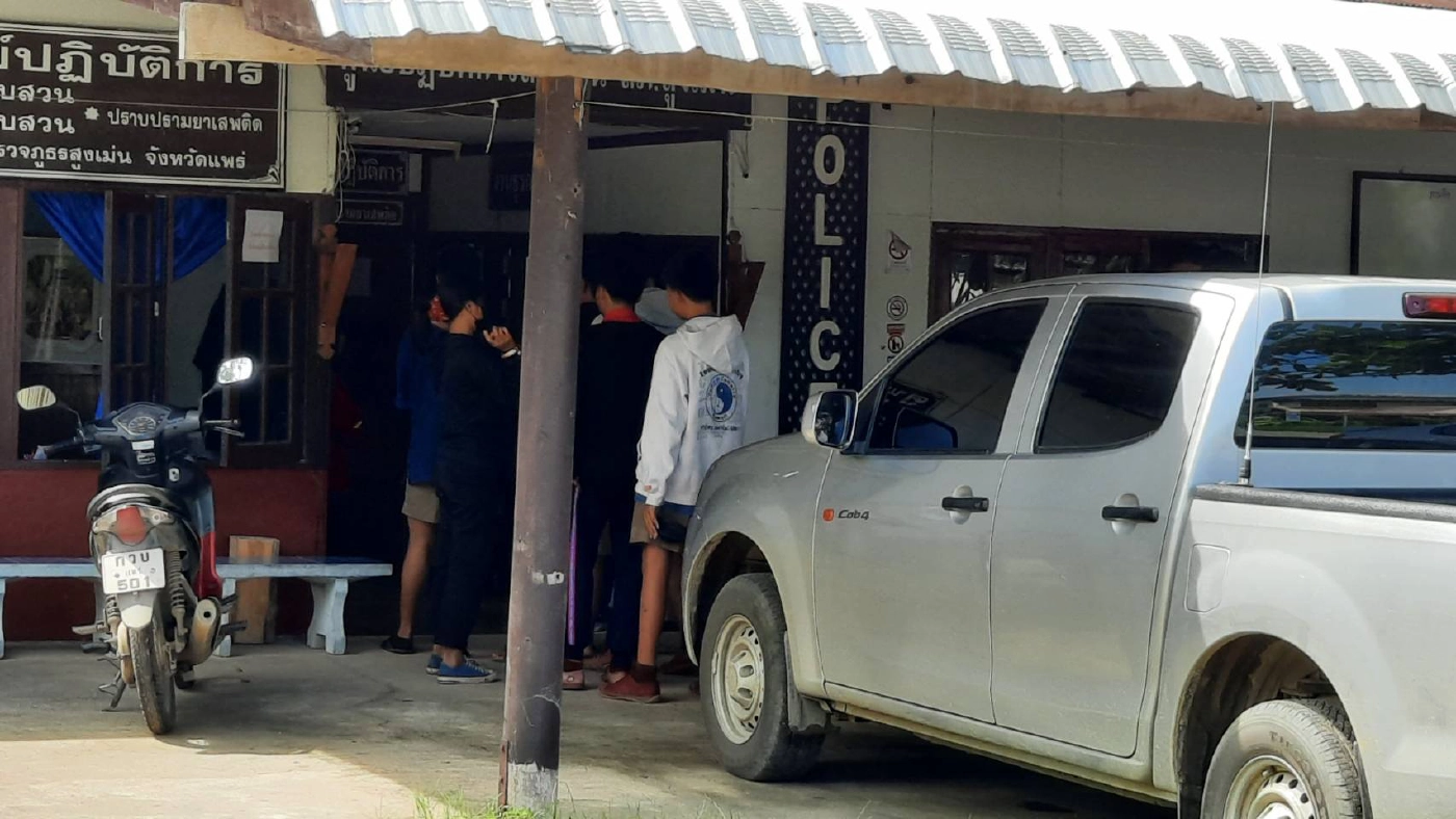 วัยรุ่นรุมยำเด็กหญิงวัย14ปี-แห่มอบตัวตำรวจ