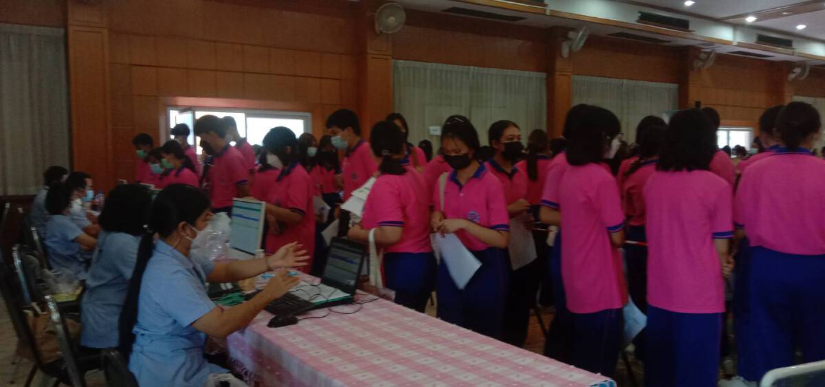 ผู้ว่าฯเลย ลงพื้นที่ให้กำลังใจนร.-ครู ฉีดวัคซีนป้องกันโควิด19