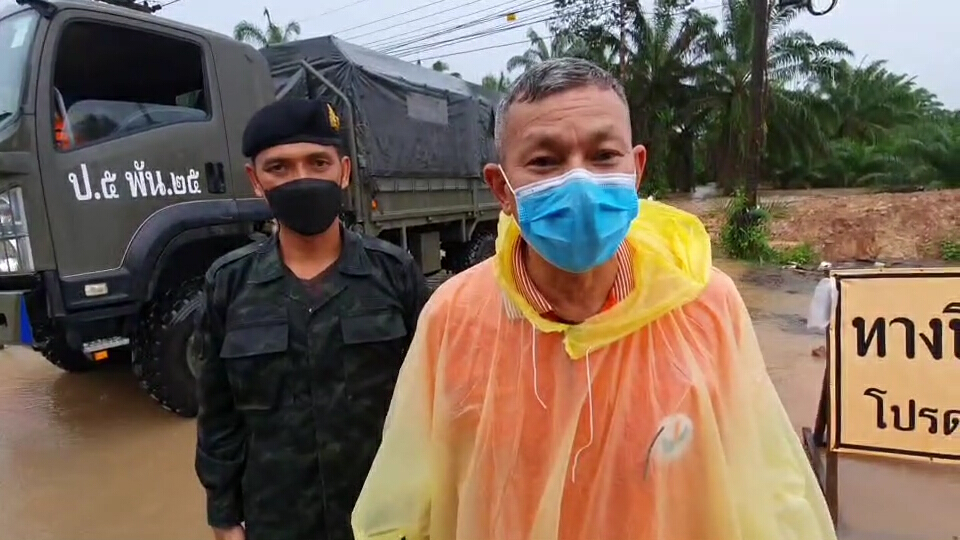 ทหารโรยเชือกช่วยชีวิต 2 ชีวิตติดอยู่ในบ้าน
