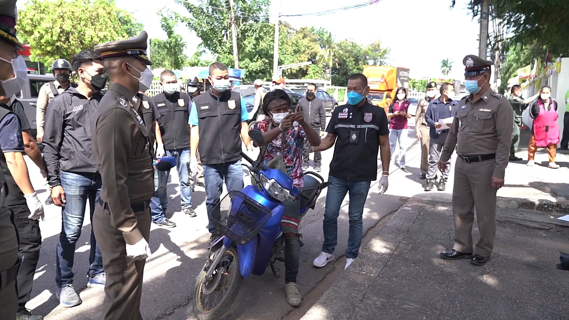 คุมตัวทำแผนหนุ่มเมายาบ้า พังตู้เอทีเอ็ม หลังใช้บัตรสวัสดิการกดเงินไม่ออก