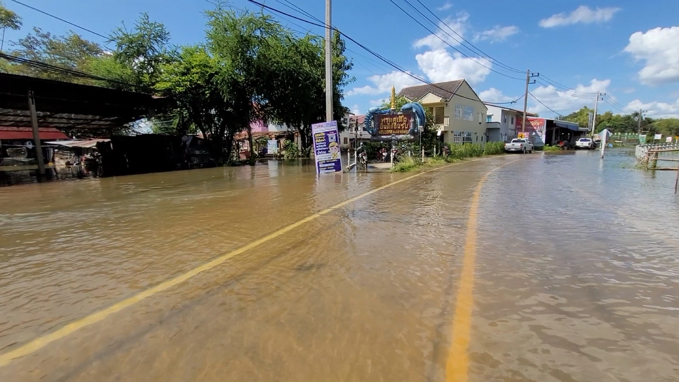 แม่น้ำมูลล้นตลิ่งไหลท่วมถนน แพ อาหารกระทบต้องปิดบริการ
