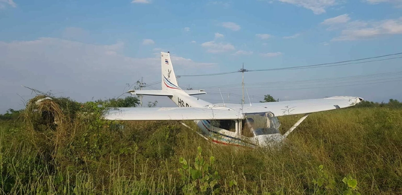 ระทึก! เครื่องบินเล็กฝึกบินเอกชนขัดข้องร่วงขณะลงจอดที่มหาชัย