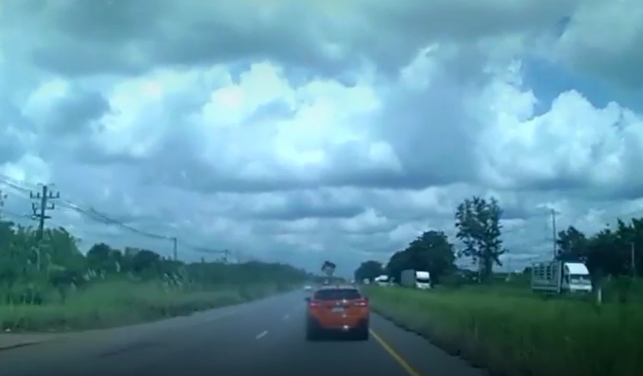 กระบะซิ่งทะลุนรก ทำชิ้นส่วนหลุดหวิดเกิดอุบัติเหตุ