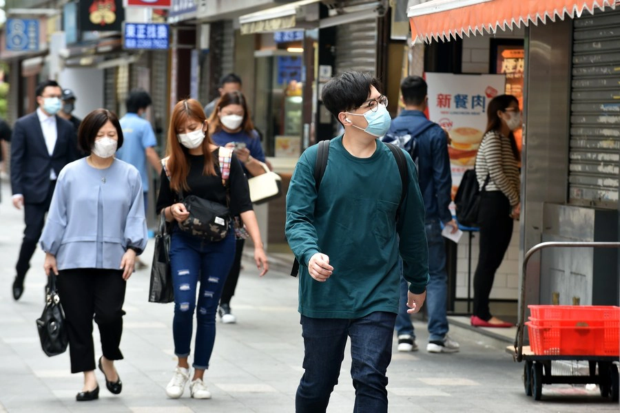 แฟ้มภาพซินหัว : ผู้คนสวมหน้ากากอนามัยเดินอยู่ในเขตบริหารพิเศษฮ่องกงทางตอนใต้ของจีน วันที่ 8 เม.ย. 2021