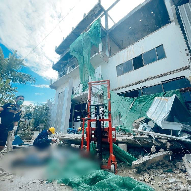 ด่วน !! ตึกถล่มย่านท่าข้าม เบื้องต้นเสียชีวิต 1 ราย