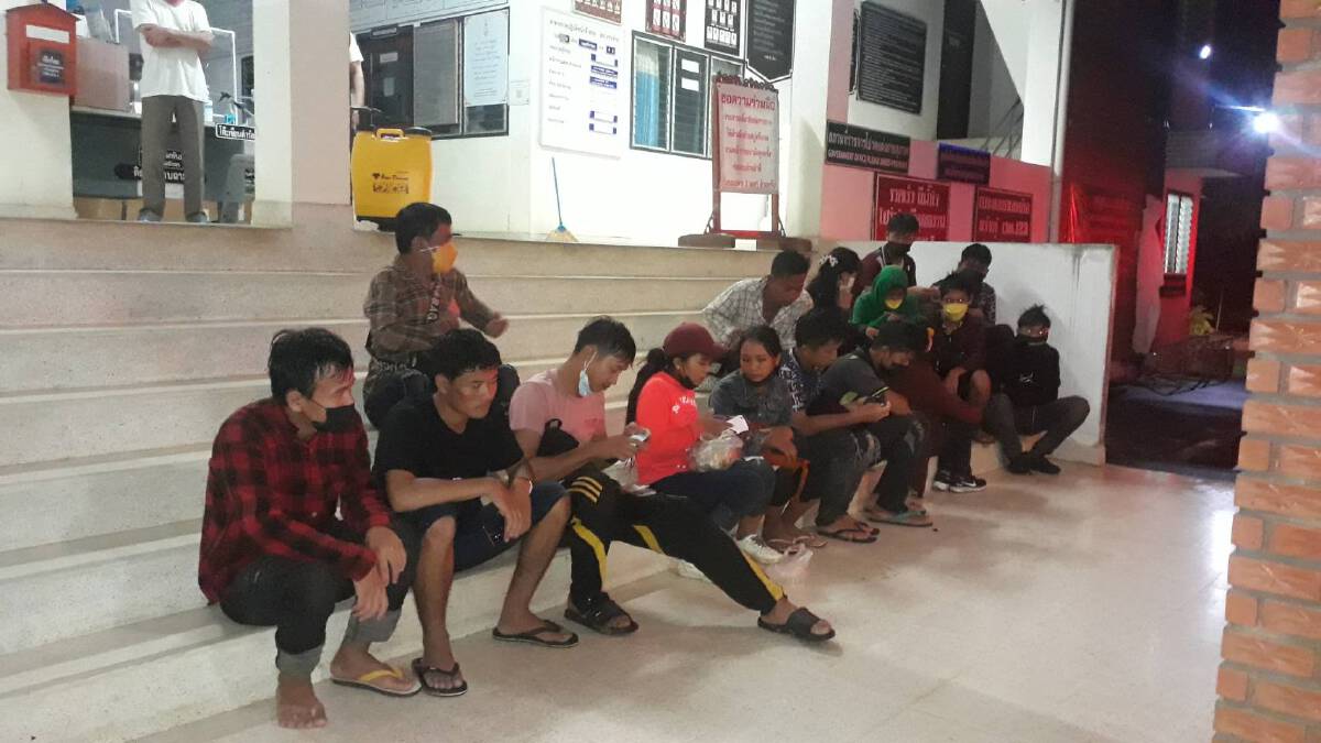 “รถตู้หลุดโค้ง”ลักลอบขนต่างด้าว 16 คน