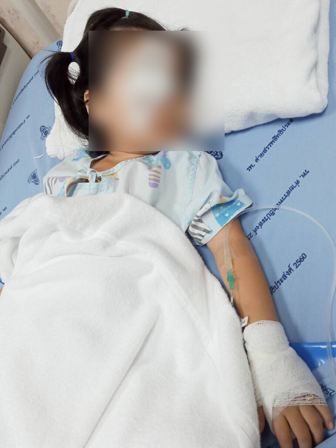 พ่อร้องศูนย์ดำรงธรรม ลูกสาวถูก นร. ใช้ดินสอแทงตาเย็บ 13 เข็ม