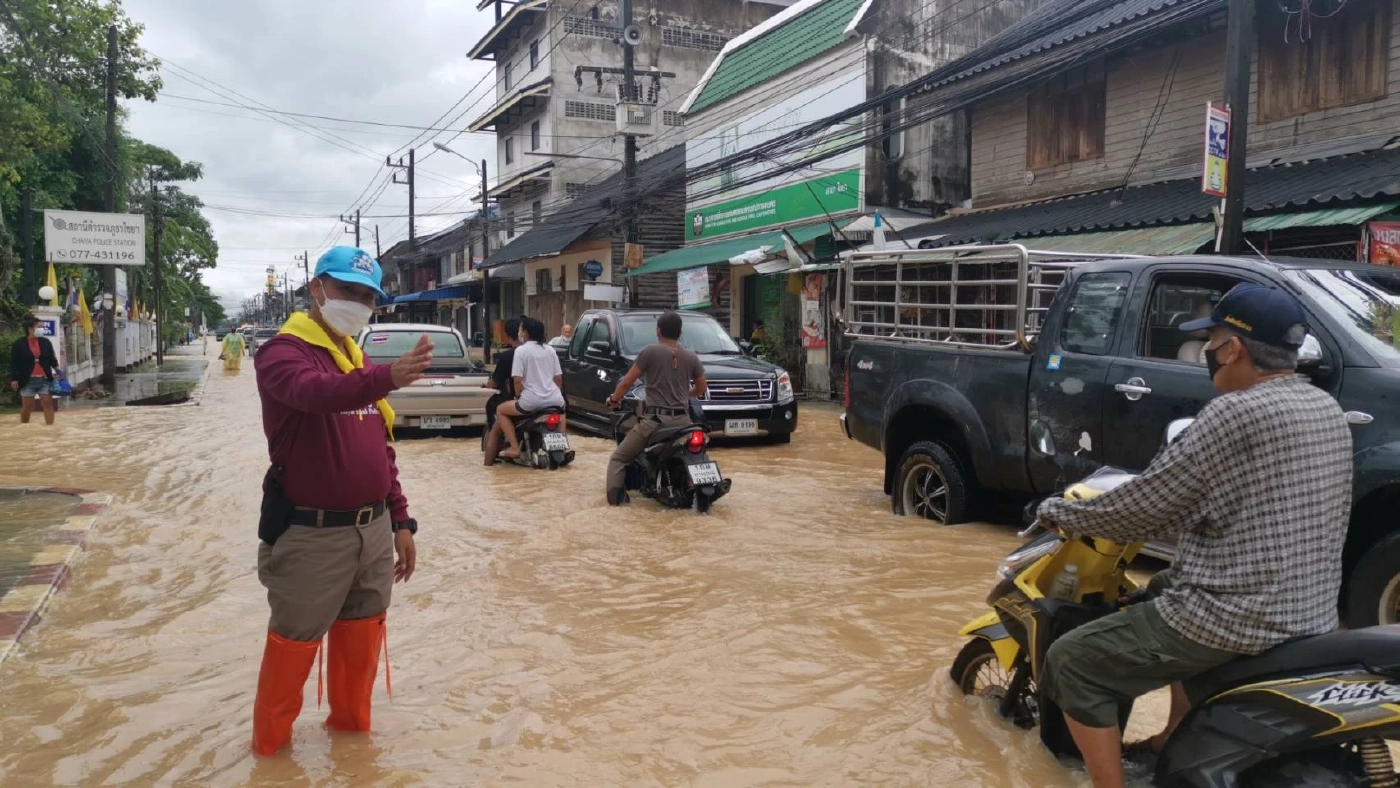 ไชยาอ่วม!! น้ำท่วมตัวเมืองสูง น้ำป่าพัดจมดับ 1 ราย