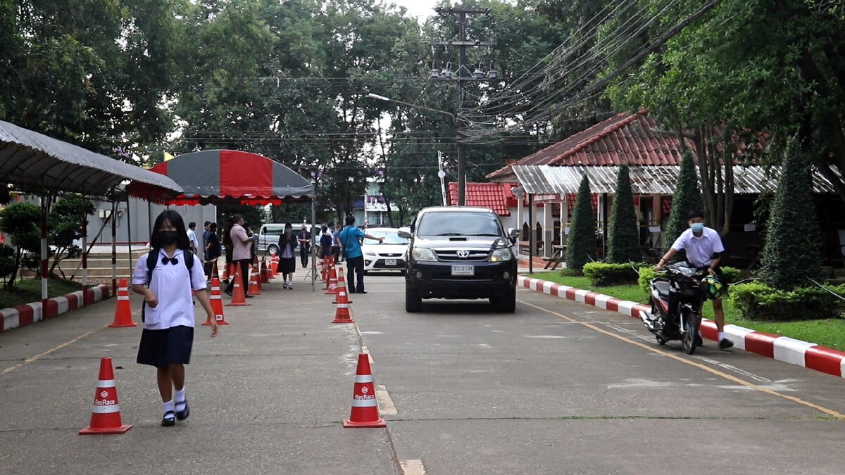 นครพนมเปิดเรียน on site วันแรกเข้าแถวหน้าเสาธงคึกคัก