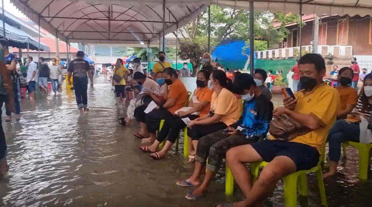 “สมุทรสาคร”อ่วมหนัก น้ำทะเลหนุนต้องฉีดวัคซีนกลางน้ำ