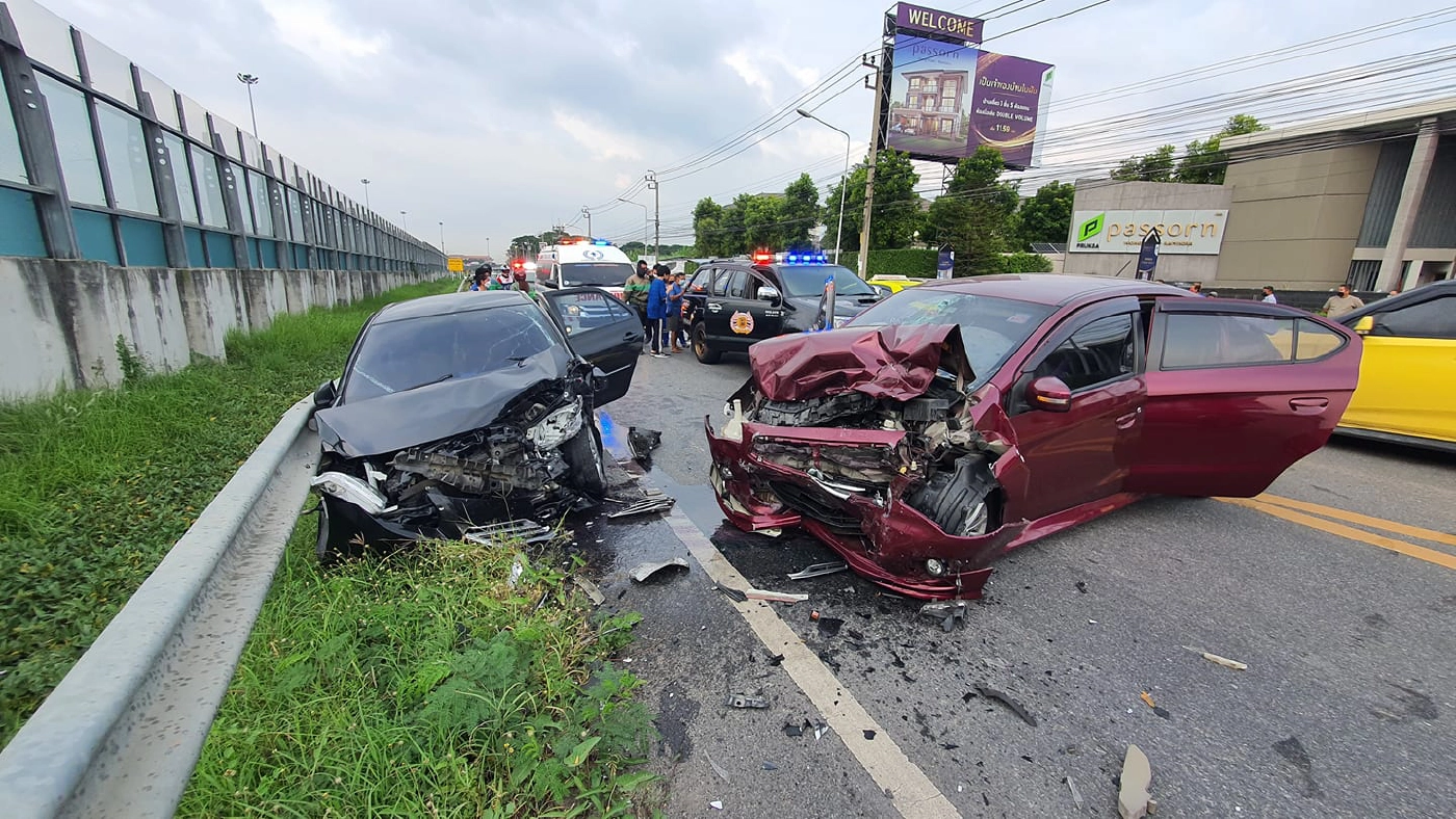 รถเก๋งเบรกไม่อยู่ พุ่งชนเละ 2 คัน 