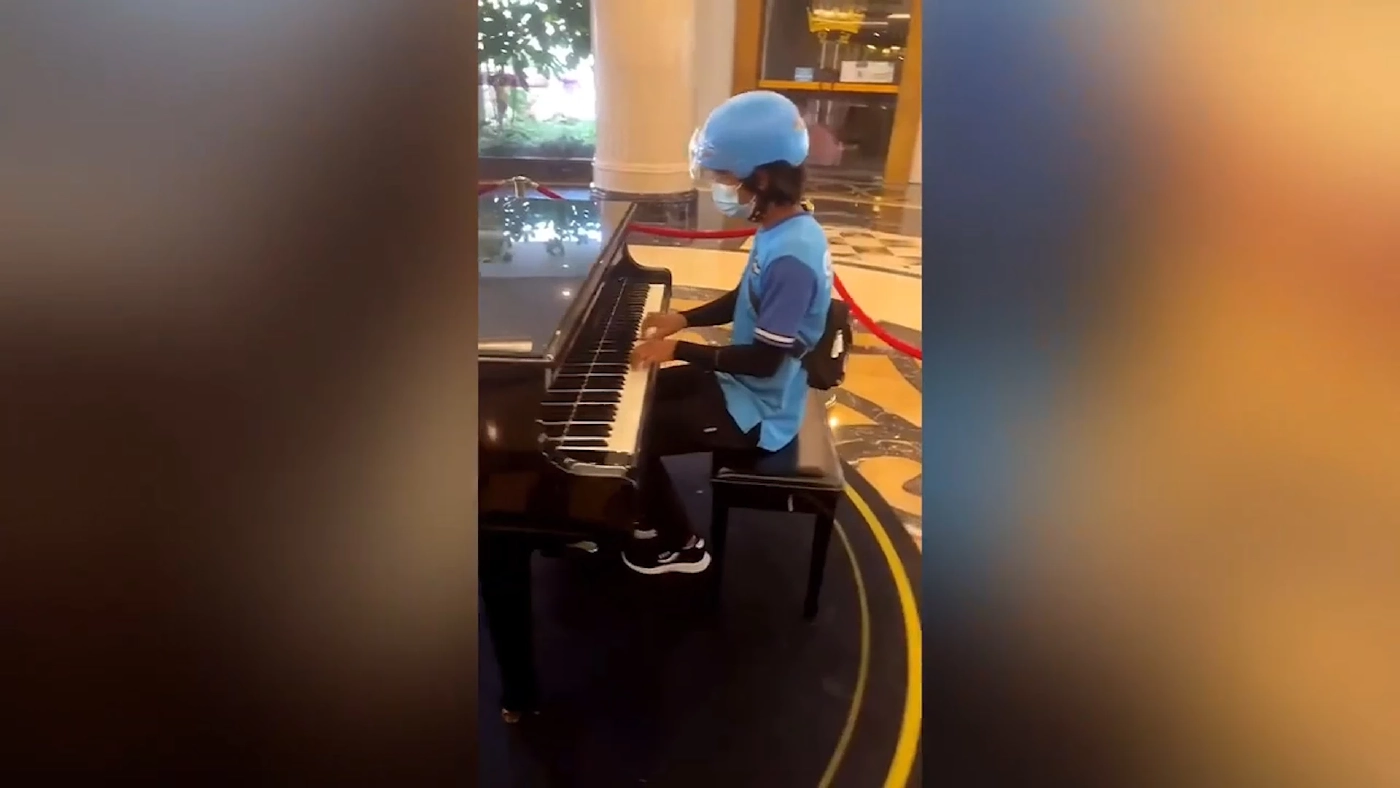 ไรเดอร์จีนโชว์ฝีมือเปียโน ไพเราะจนต้องหยุดฟัง ( คลิป )