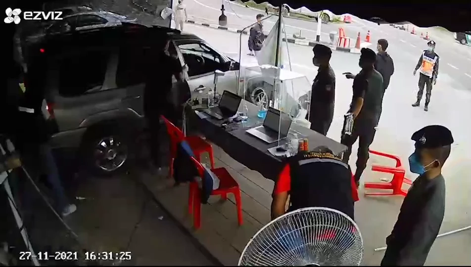 นักท่องเที่ยวอ้างเข้าเกียร์ผิดถอยชนด่านคัดกรองบาด เจ็บ3ราย