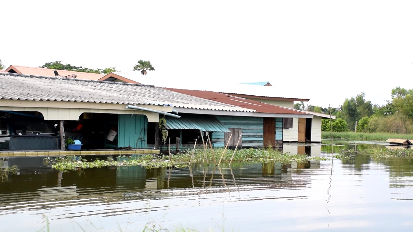 น้ำท่วมกรุงเก่ายังอ่วม หลายชุมชนถูกตัดขาด น้ำยังท่วมสูง