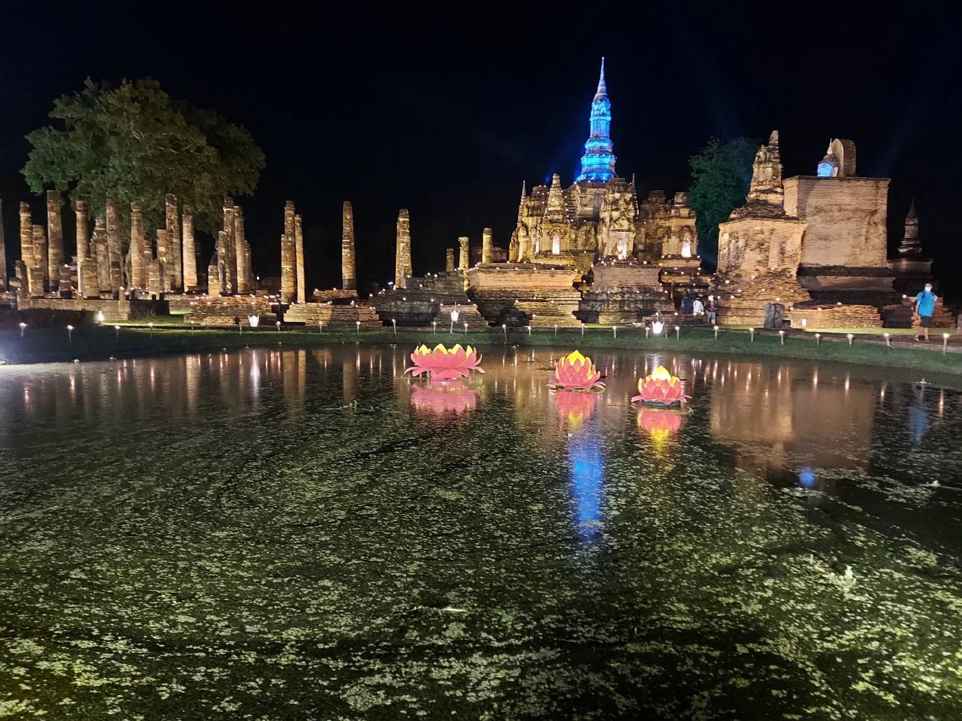 นักท่องเที่ยวนับหมื่นแห่ลอยกระทงเผาเทียนเล่นไฟสุโขทัย