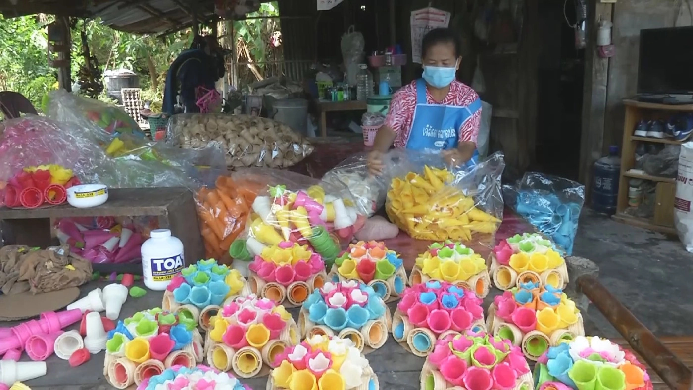 ออเดอร์เพียบ! โรงงานเร่งผลิตกระทงกรวยไอศกรีมสีสัน ส่งขายวันลอยกระทง