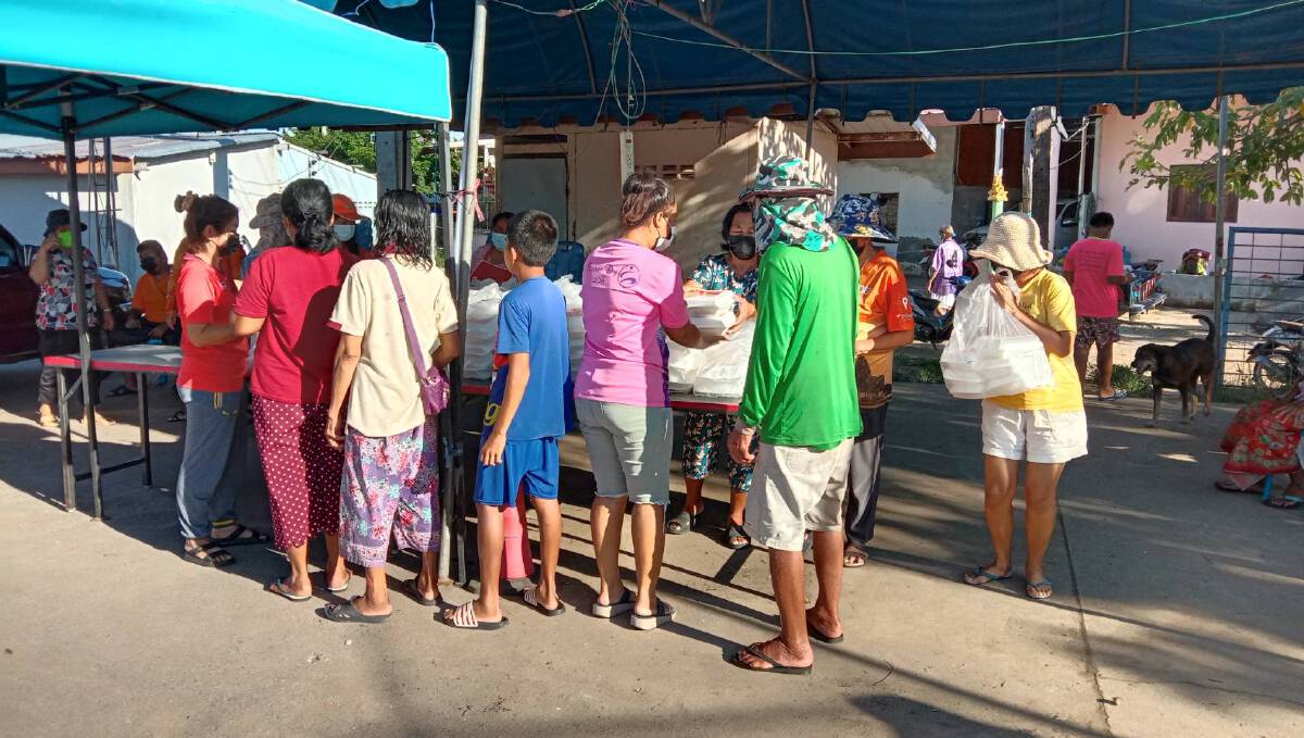 โคราชน้ำท่วมในพื้นที่อำเภอพิมายปริมาณน้ำเริ่มลดลงกู้ภัยแจกข้าวกล่อง