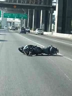 จยย.ลักลอบขึ้นทางด่วนรามอินทราฯ พุ่งชนรถยนต์บาดเจ็บ