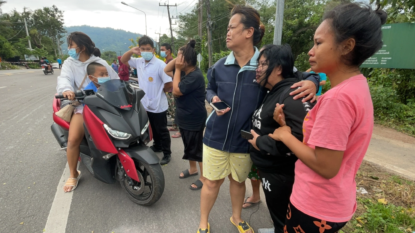 ลมกระโชกแรง กิ่งต้นกระเหรี่ยงอายุ 100 ปีหักทับพ่อลูกวัย 2 ขวบดับคาที่