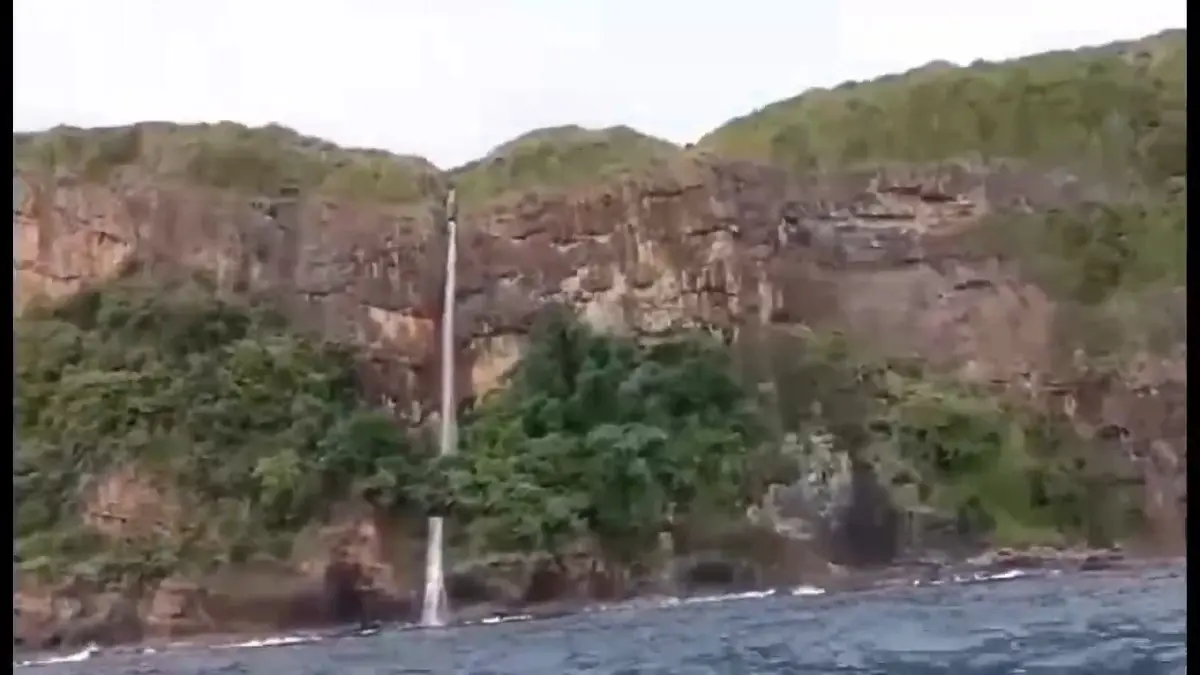 “น้ำตกกลางทะเล”เกาะรอก หนึ่งปีมีแค่ครั้งเดียว