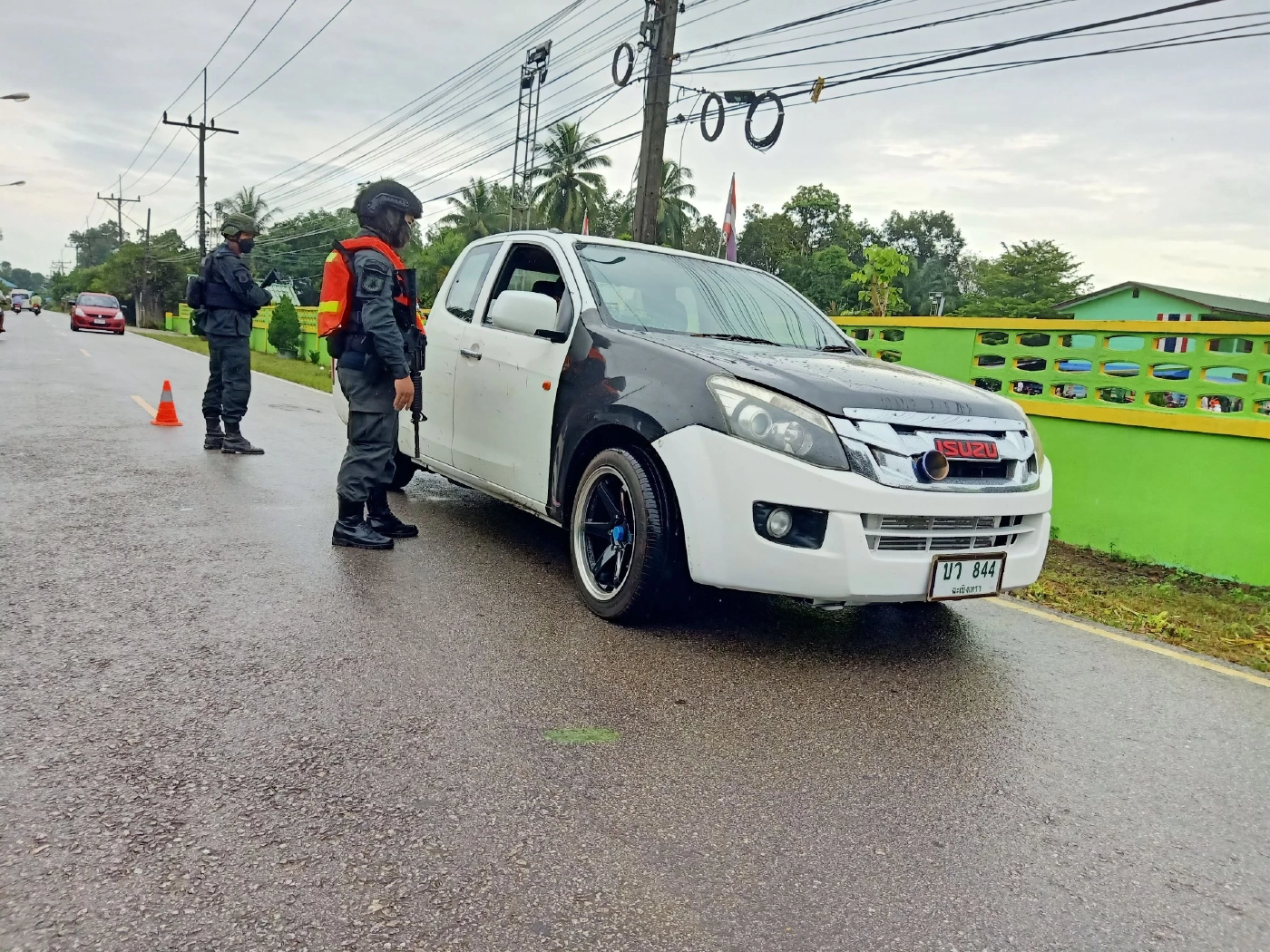 เลือกตั้งอบต.นราธิวาส ท่ามกลางสายฝน รปภ.เข้ม