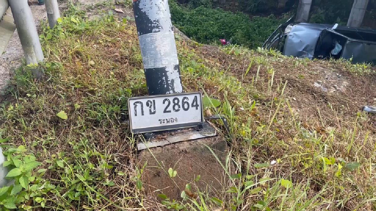 รถเสียหลักตกใต้สะพาน ลูกชายวัย 3 ขวบเสียชีวิต