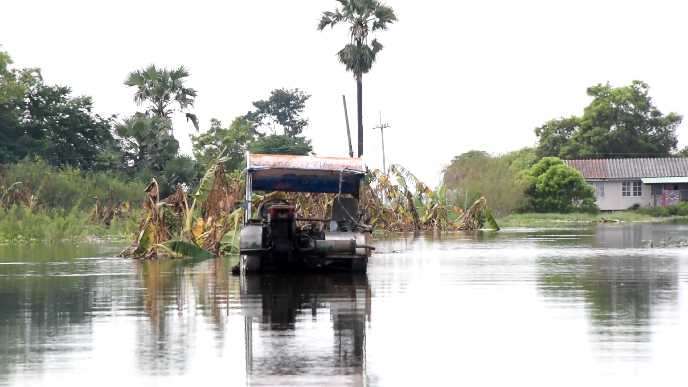 น้ำท่วมกรุงเก่ายังอ่วม หลายชุมชนถูกตัดขาด น้ำยังท่วมสูง