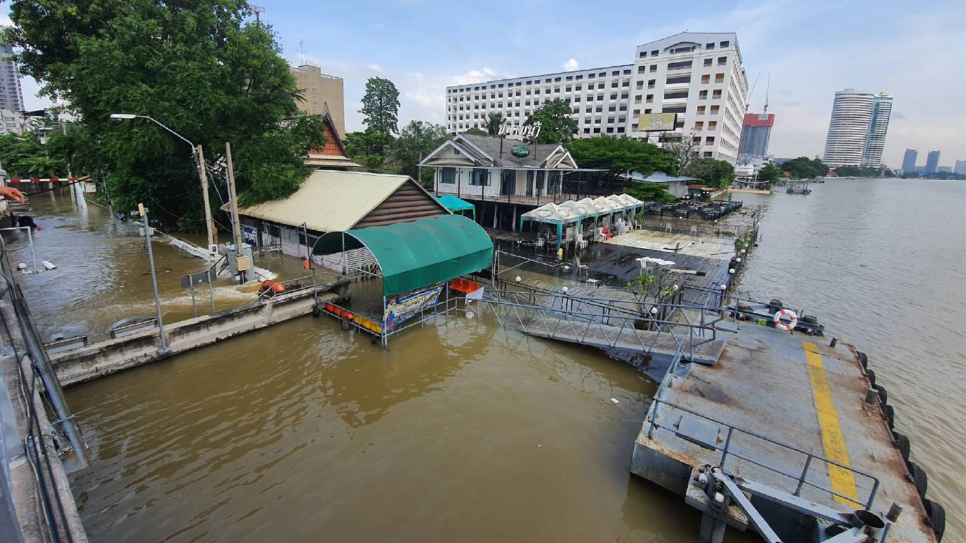 กองพลที่ 1 รอ. ส่งทหารเข้าช่วยปชช.ด่วน หลังน้ำจากเจ้าพระยาทะลักท่วม กทม.