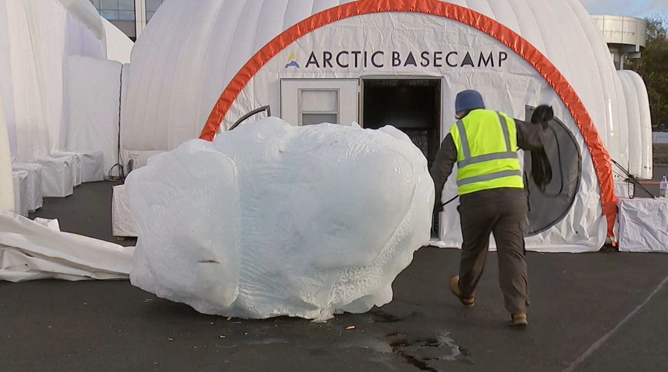 ตั้งน้ำแข็งขั้วโลกเหนือ 4 ตัน เตือนสติ COP26 ลดโลกร้อน